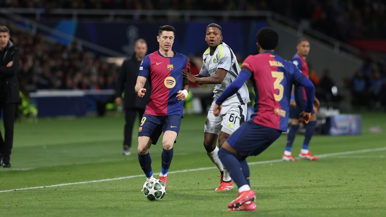 Florentino durante uma disputa de bola com Lewandowski no jogo contra o Barcelona