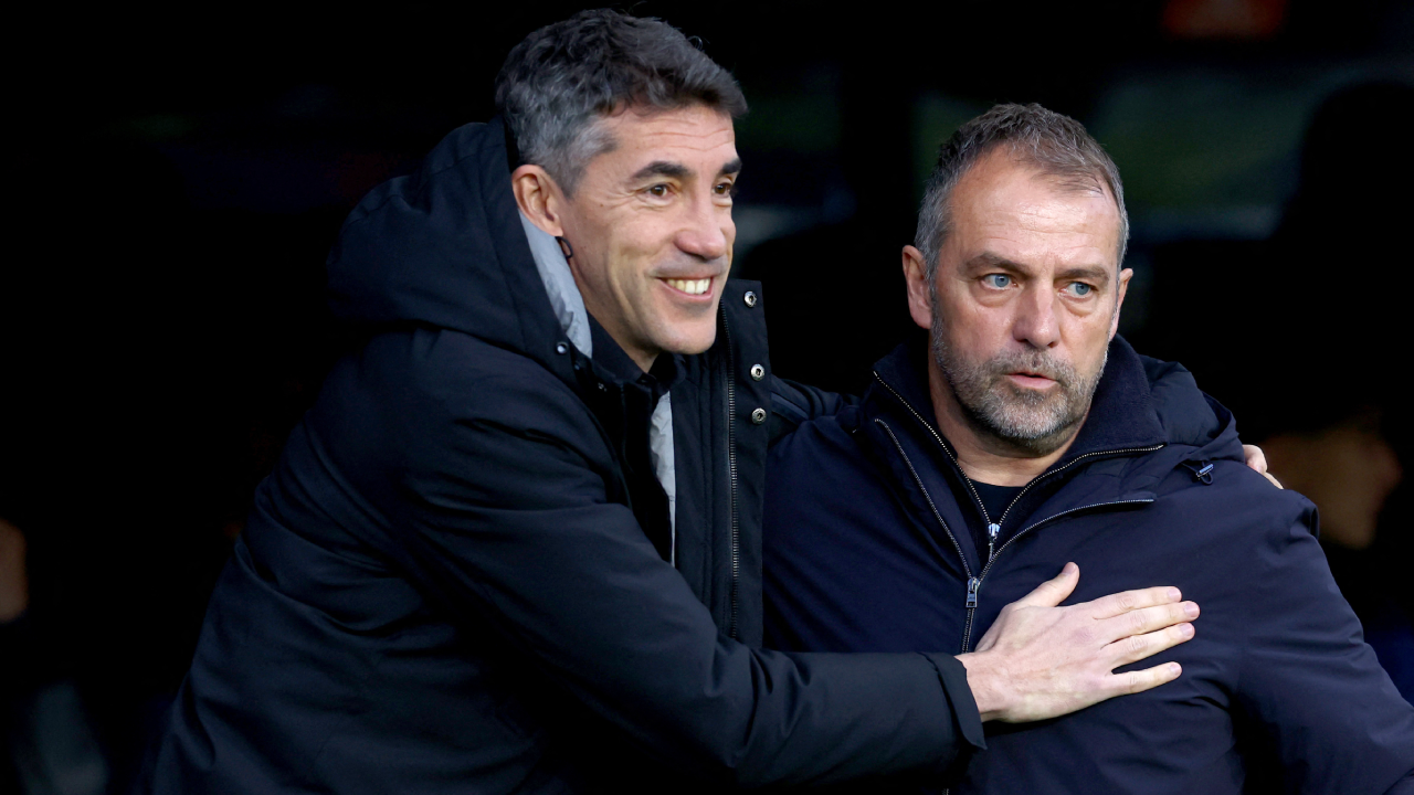 Bruno Lage e Hansi Flick cumprimentam-se antes do Barcelona-Benfica