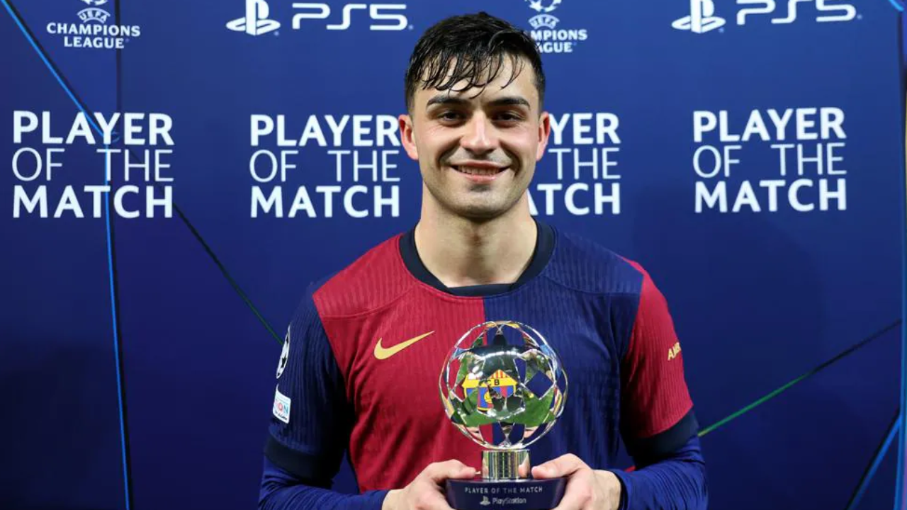 Pedri com o prémio de melhor em campo no final do Barcelona-Benfica