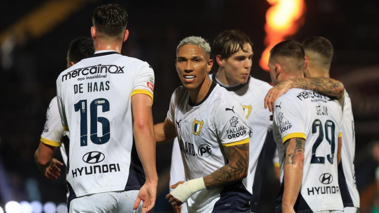 Sorriso festeja com os companheiros de equipa o golo pelo Famalicão