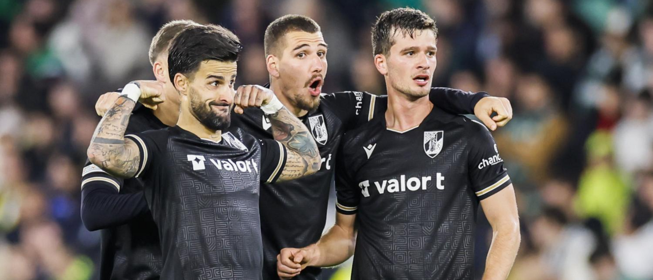 Jogadores do V. Guimarães festejam golo ao Betis