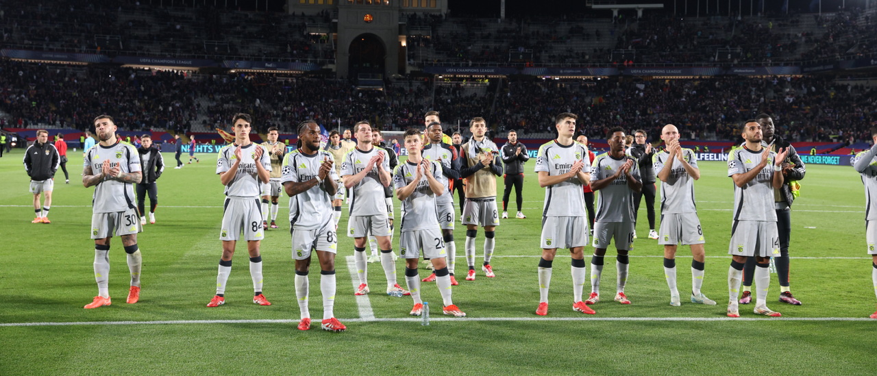 Jogadores do Benfica agradecem apoio dos adeptos no Olímpico de Montjuïc, em Barcelona