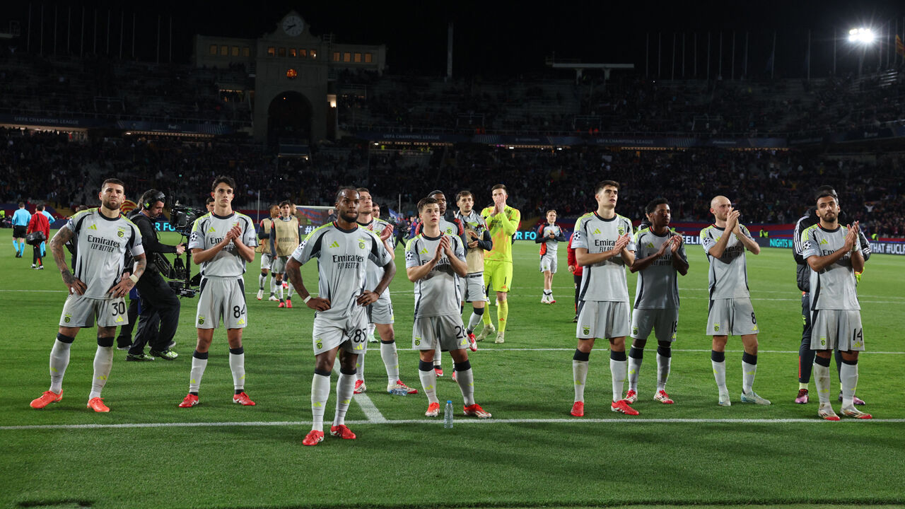 Jogadores do Benfica aplaudem adeptos no final do jogo com o Barcelona