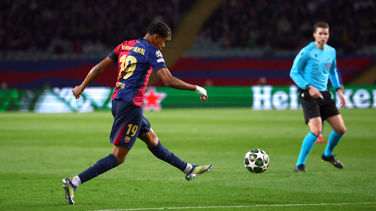 O momento em que Lamine Yamal faz o segundo golo do Barcelona frente ao Benfica