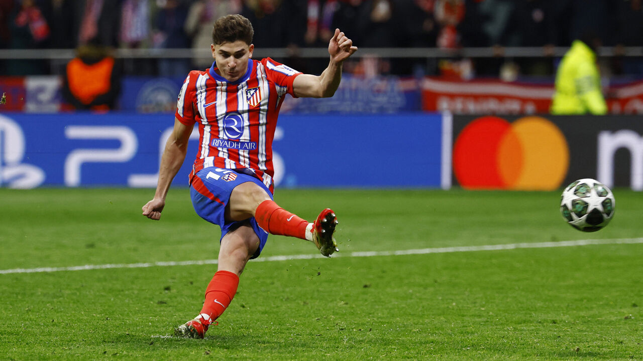 O momento em que Julián Alvarez cobra o penálti no At. Madrid-Real Madrid