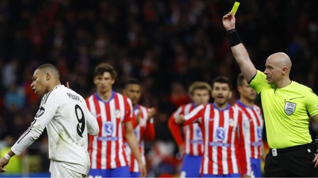 Marciniak mostra cartão amarelo a Mbappé