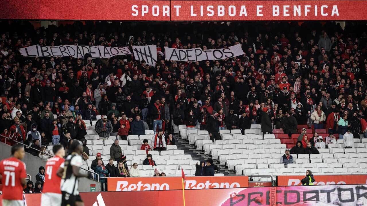 A faixa exibida no jogo com o Nacional