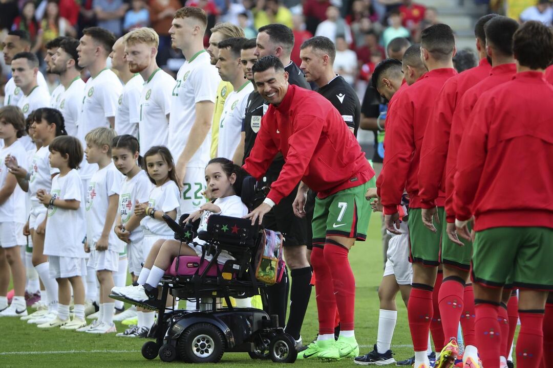 Ronaldo com criança portadora de deficiência motora