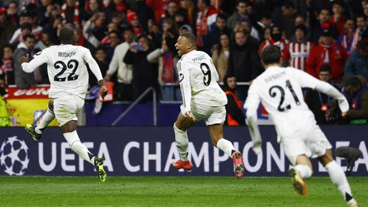 Jogadores do Real Madrid celebram a vitória nos penáltis sobre o Atlético
