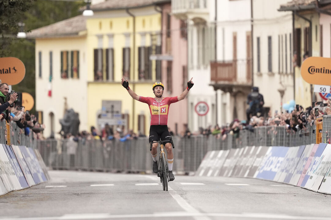 Fredrik Dversnes vence isolado