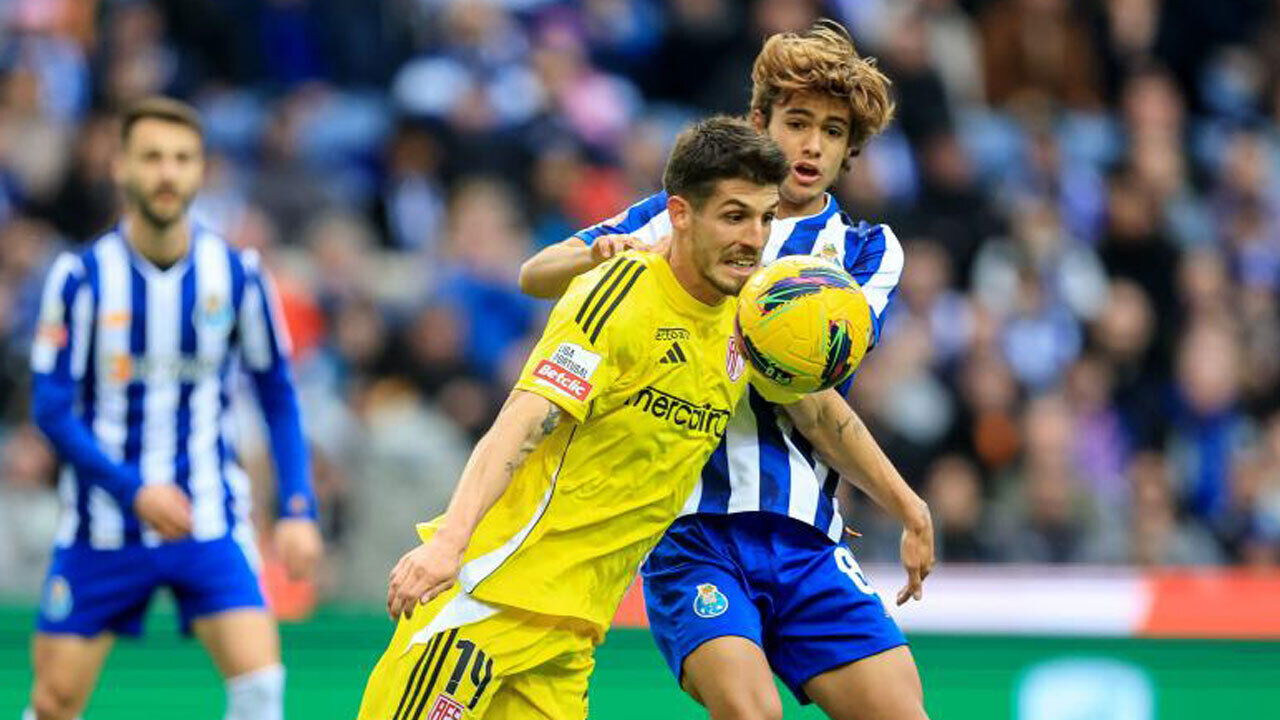 Lucas Piazon a disputar o lance com Rodrigo Mora