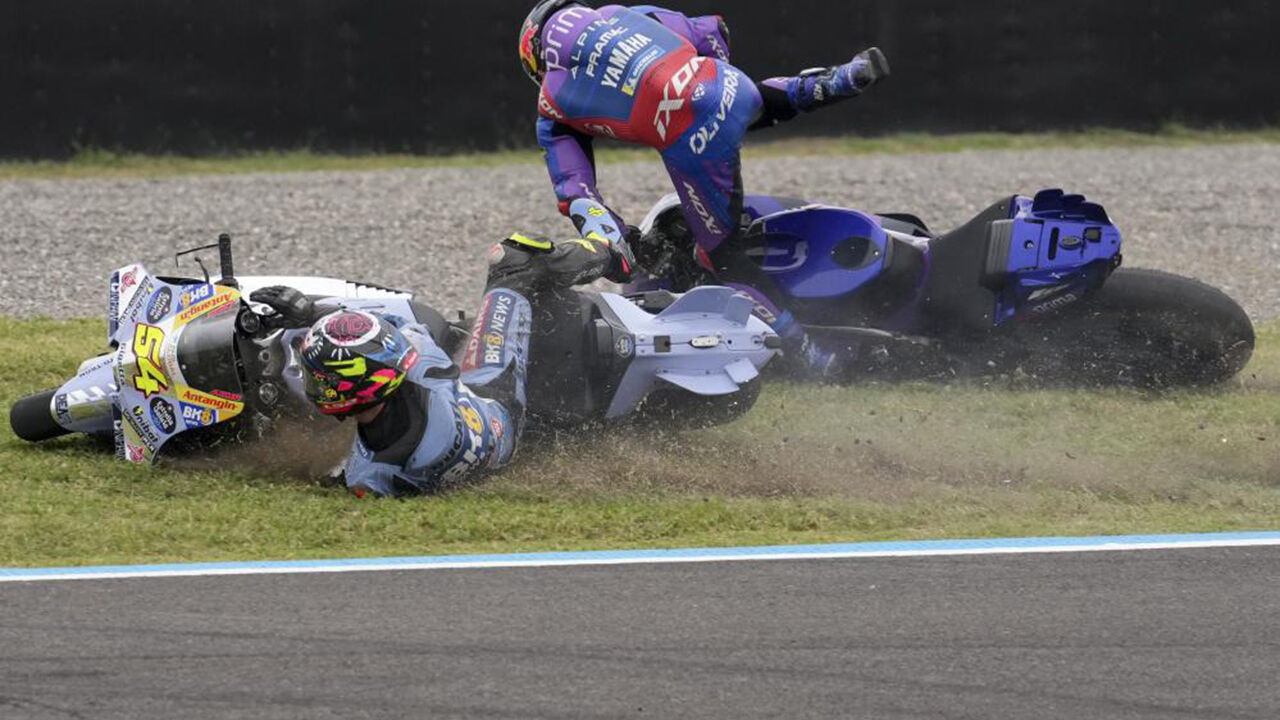 Miguel Oliveira com Aldeguer na sequência da queda