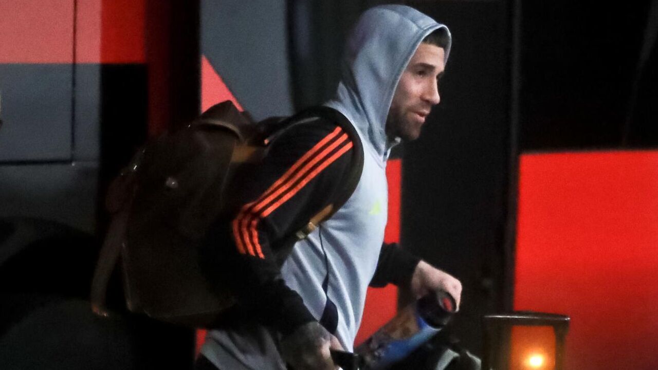 Otamendi a sair do autocarro do Benfica