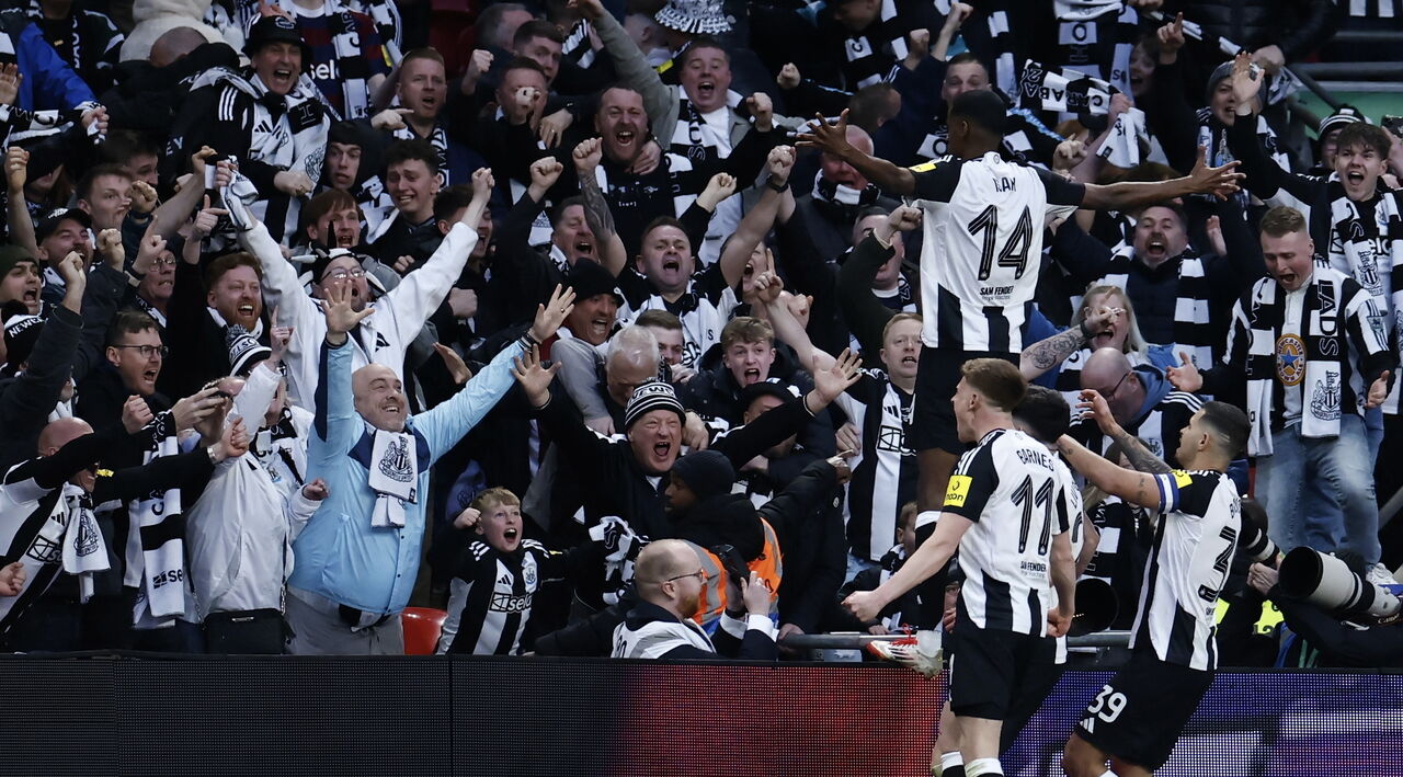 Newcastle festeja triunfo frente ao Liverpool