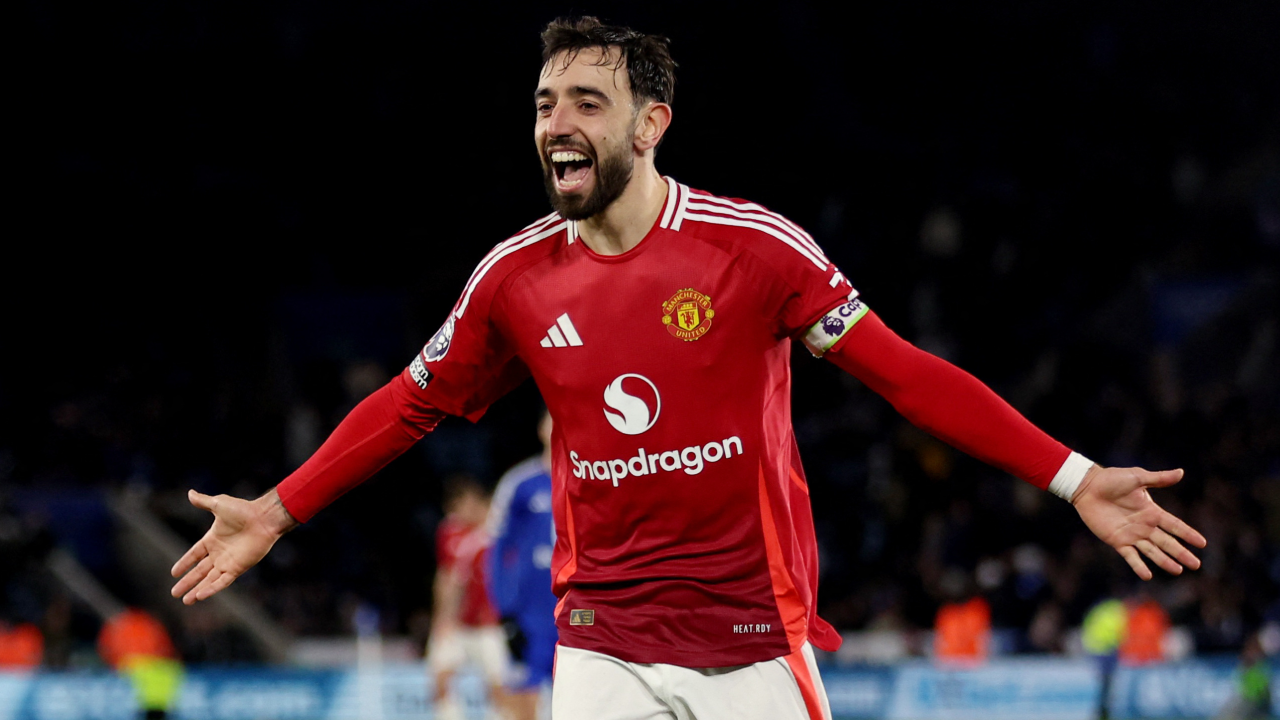 Bruno Fernandes festeja após marcar ao Leicester, na Premier League