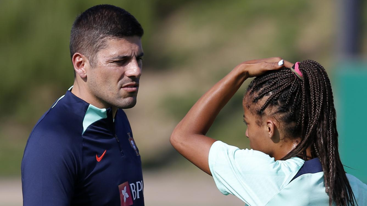 Francisco Neto com Jéssica Silva durante um treino da seleção feminina