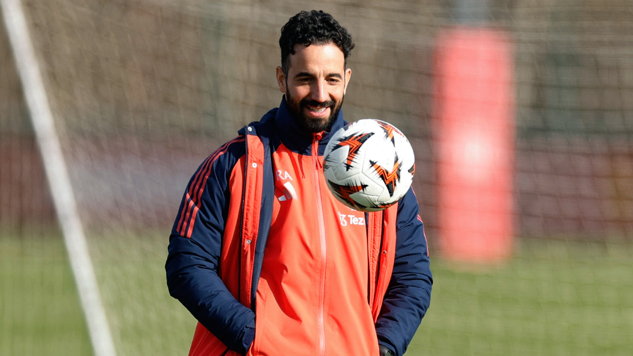 Ruben Amorim dirige um treino do Manchester United