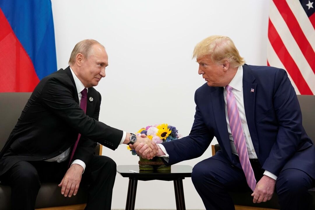 Trump e Putin quando se encontraram à margem da cimeira do G20 no Japão, em 2019