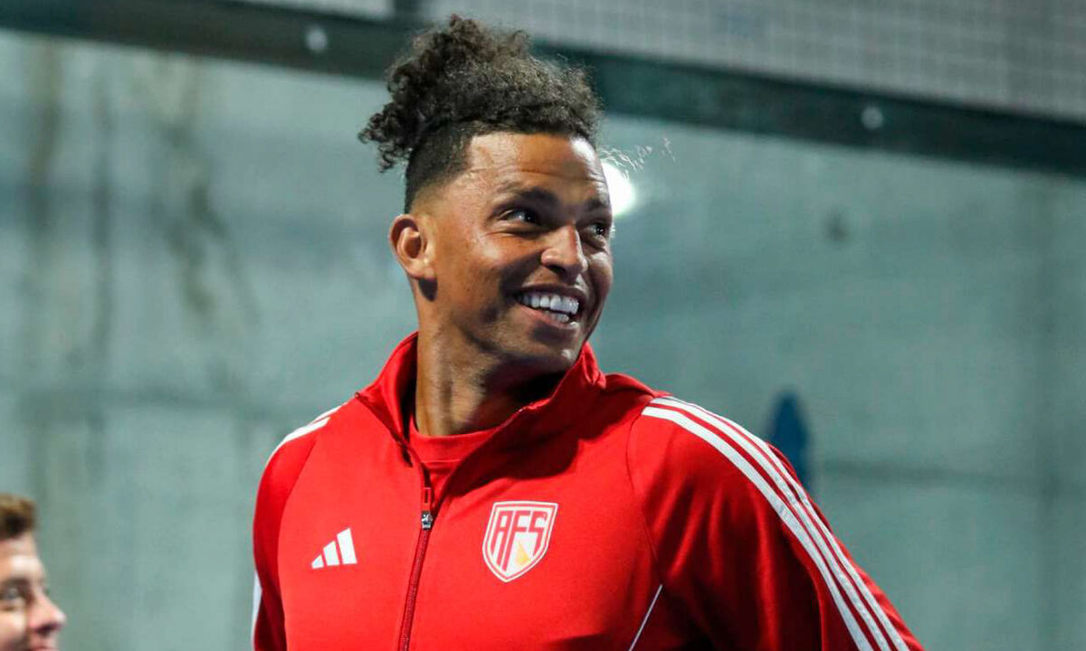 Aderllan Santos regressou aos treinos