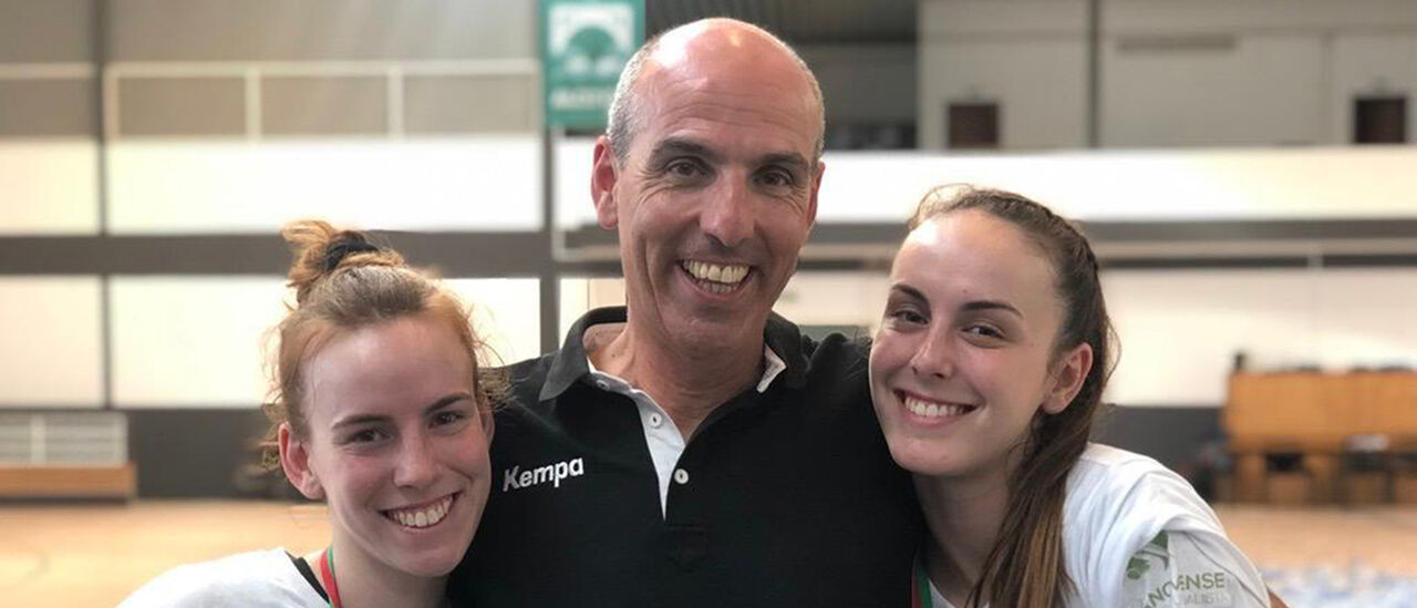 Carlos Resende com as filhas Patrícia, à esquerda, e Joana, à direita