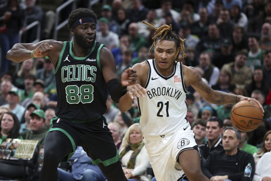 Neemias Queta em ação na receção dos Boston Celtics aos Brooklyn Net