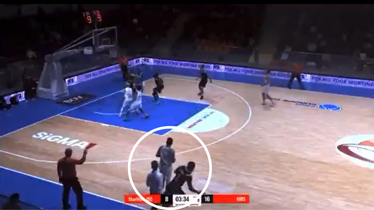 O momento da agressão de treinador a jogador em jogo da Taça de Malta de Basquetebol