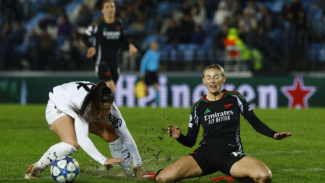 Maria Mendez (Real Madrid) e Chloe Kelly (Arsenal) durante o jogo no Alfredo Di Stéfano 