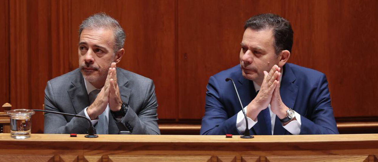 Pedro Duarte, ministro dos Assuntos Parlamentares, e o primeiro-ministro Luís Montenegro