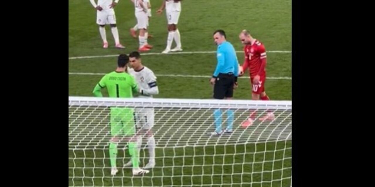 O momento em que Ronaldo dá indicações a Diogo Costa