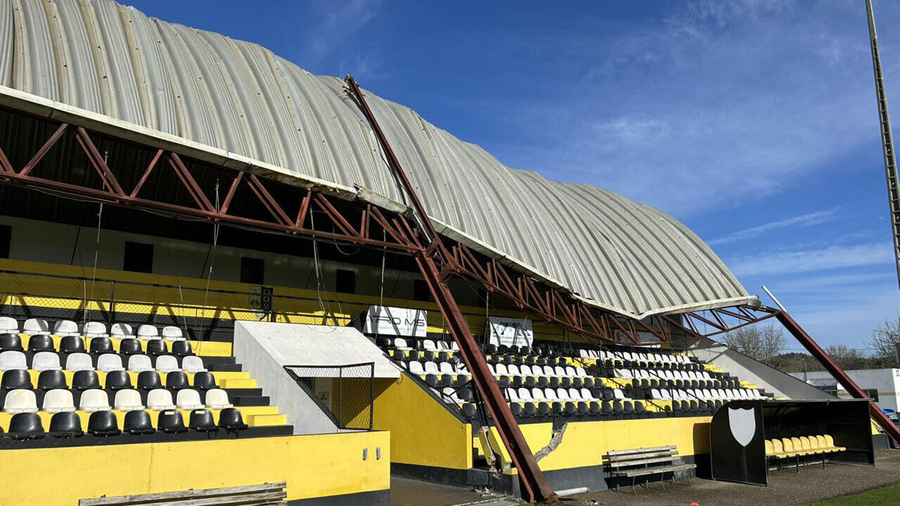 Cobertura cedeu e provocou avultados danos também nas bancadas e nos acessos aos balneários