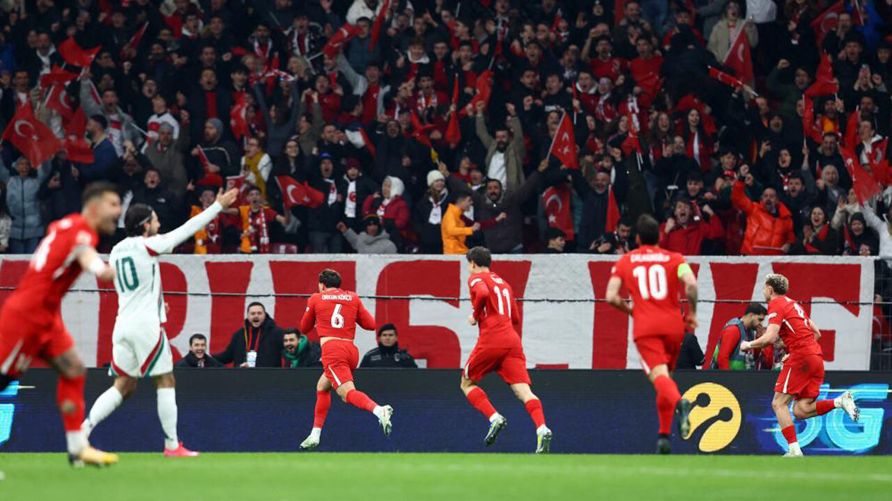 Kökçü festeja o golo inaugural da Turquia