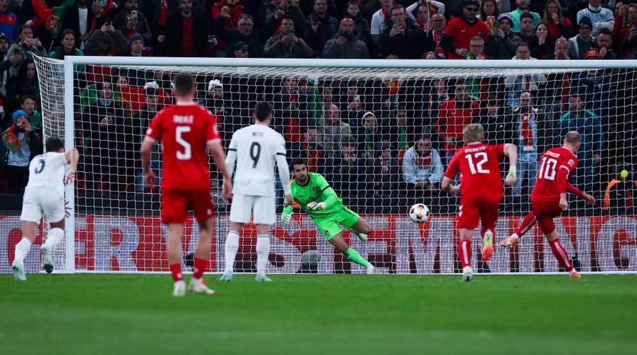 Diogo Costa defende penálti de Eriksen