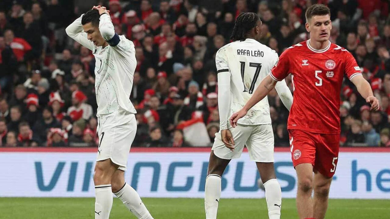 Ronaldo e Rafael Leão no jogo na Dinamarca