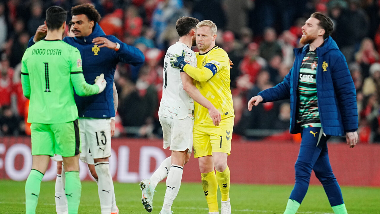 Jogadores cumprimenta-se no final do Dinamarca-Portugal