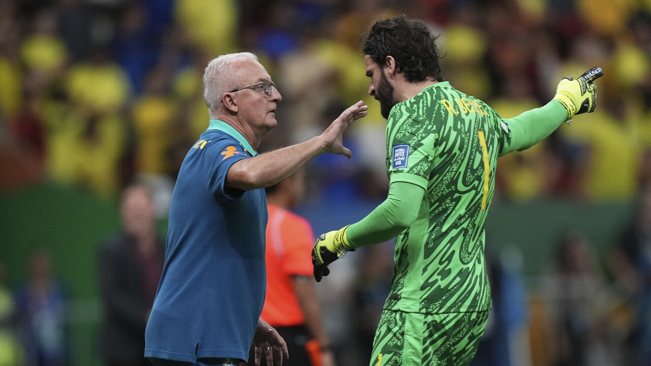 Dorival Júnior à conversa com Alisson durante o Brasil-Colômbia