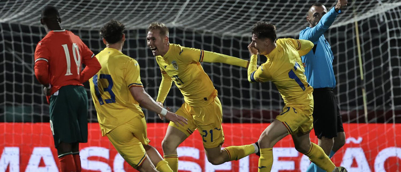 Jogadores da Roménia festejam o golo marcado a Portugal