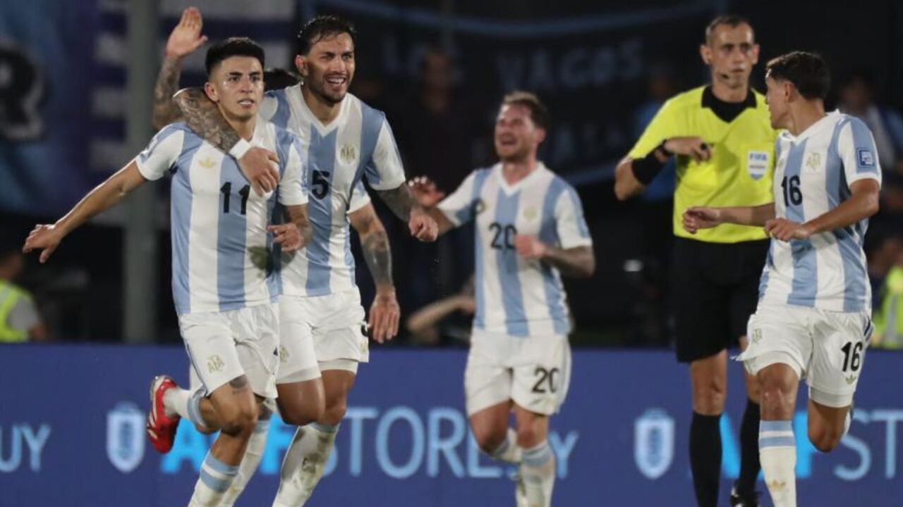Jogadores da Argentina celebram golo de Thiago Almada 