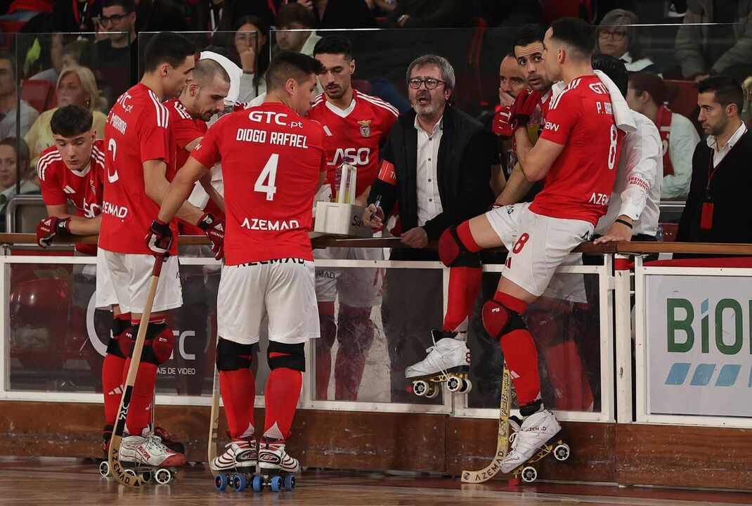 Edu Castro dá indicações aos jogadores do Benfica