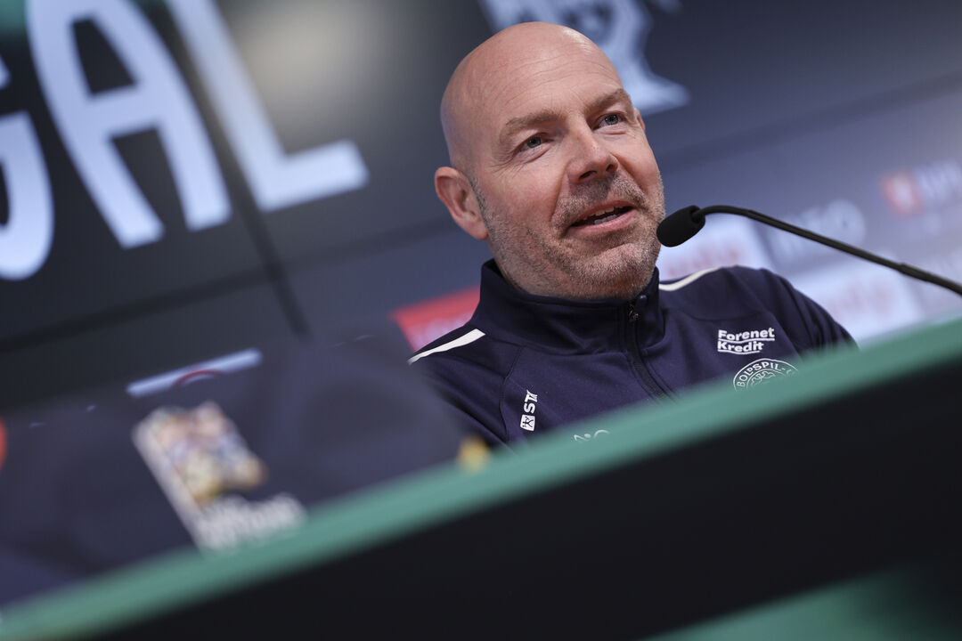 Brian Riemer em conferência de imprensa no Estádio José Alvalade