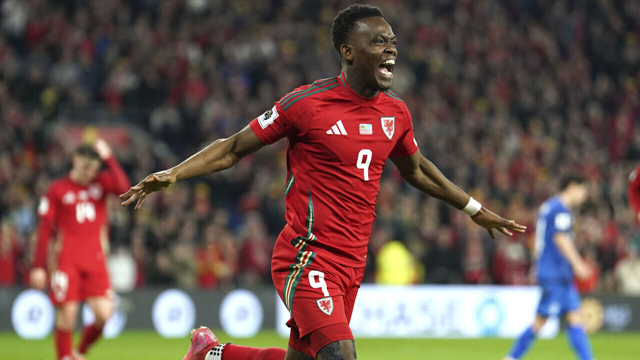 Rabbi Matondo, jogador do País de Gales, a festejar