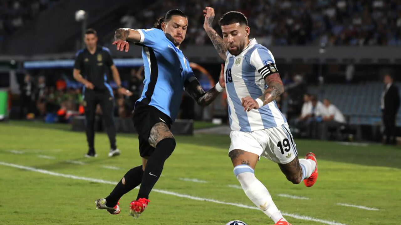 Otamendi e Darwin em luta