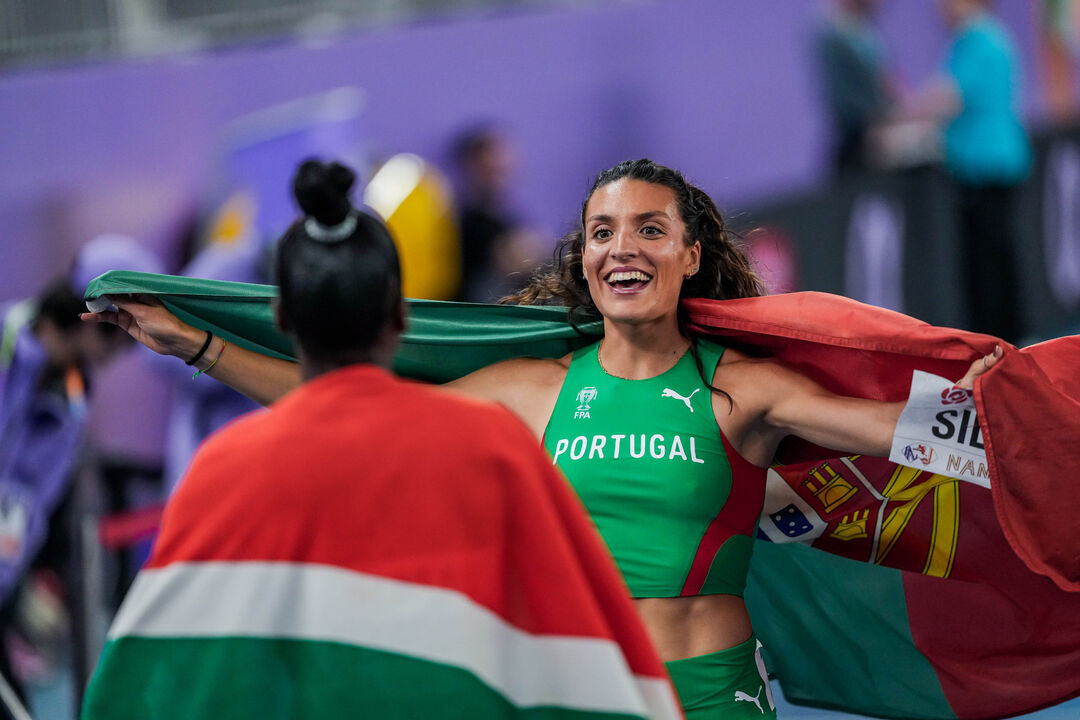 Patrícia Silva festeja conquista da medalha de bronze nos Mundiais de pista curta