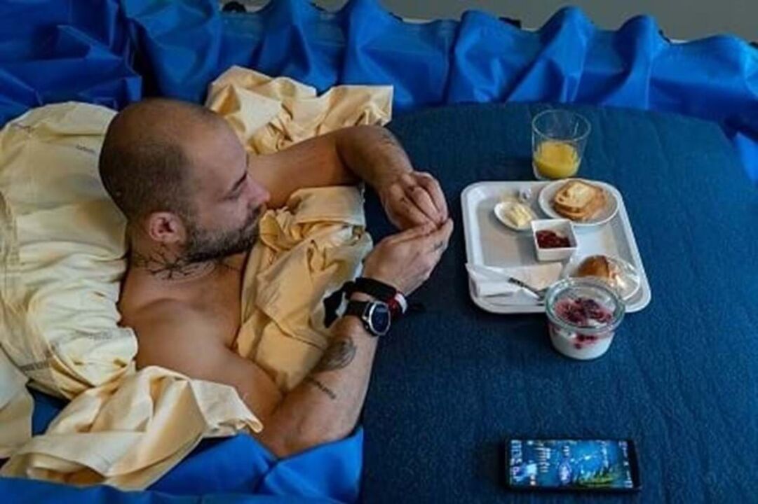 Voluntário terá de permanecer deitado e imerso numa banheira com água