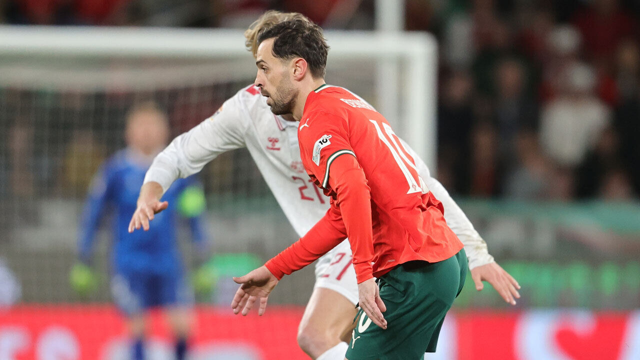 Bernardo Silva tenta passar por um adversário
