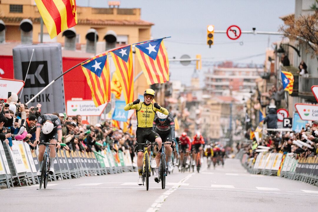 Matthew Brennan vence 1.ª etapa da Volta à Catalunha