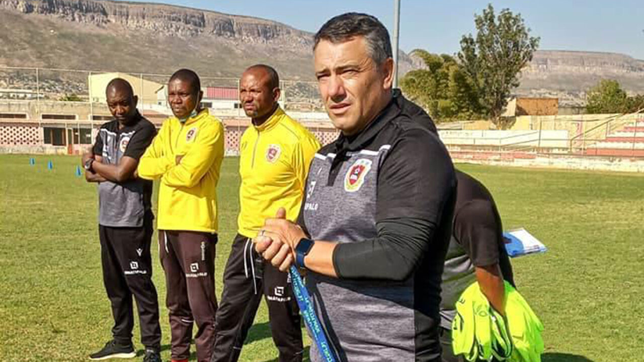 Paulo Torres vai continuar em Angola