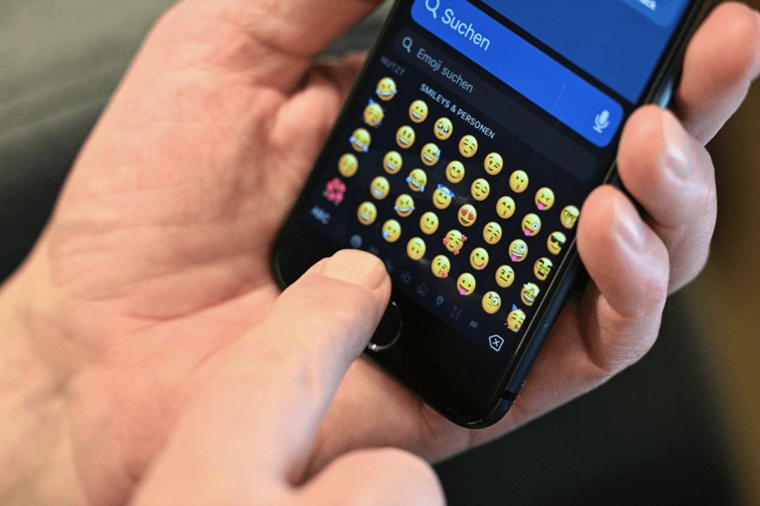 Os emojis utilizados por jovens podem ter um duplo significado, dependendo do contexto das conversas