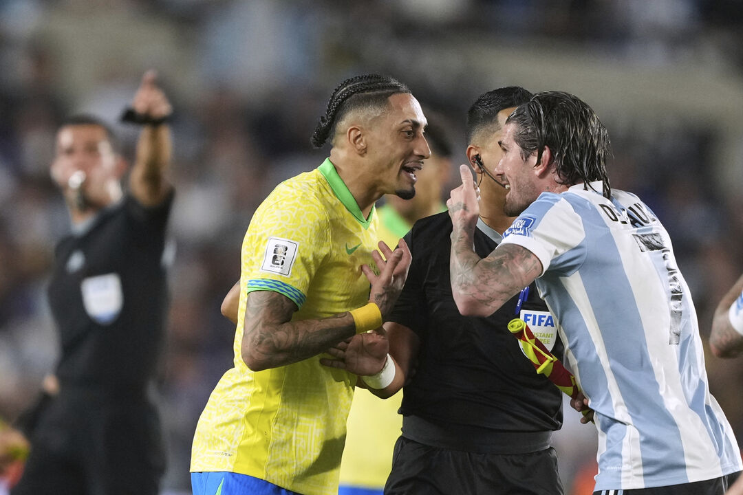 Raphinha com Rodrigo De Paul no Argentina-Brasil