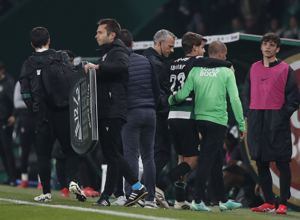 Daniel Bragança a deixar o relvado lesionado