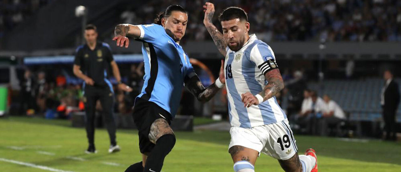 Otamendi foi titular na vitória da Argentina diante do Uruguai (1-0)